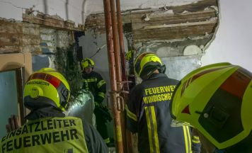 Langwierige Löscharbeiten nach Brand in einer Zwischenwand in Windischgarsten