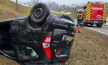 Auto blieb nach Überschlag in Altmünster am Dach liegen