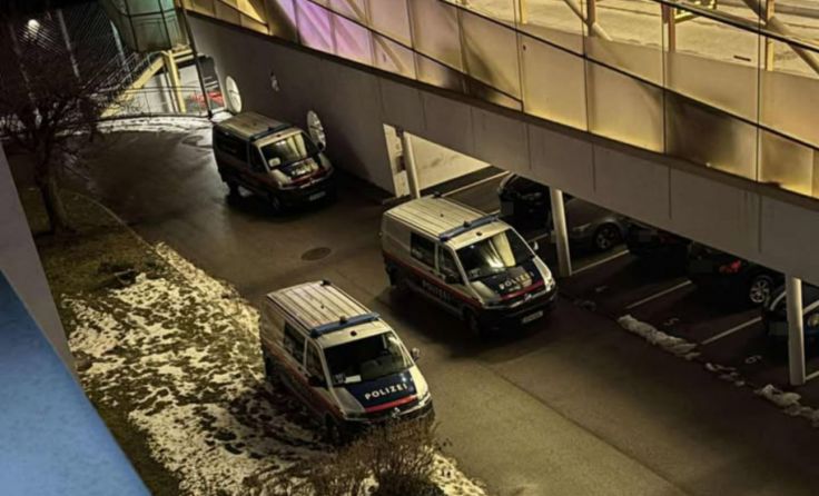 Polizeibusse am Einsatzort (Foto: laumat/Leserfoto)