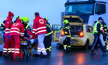 Frau nach Unfall in St. Florian aus Auto gerettet