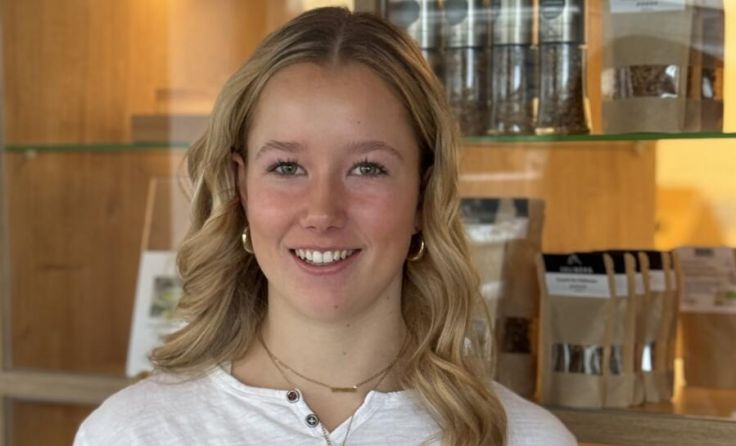 Alisa Gierlinger mit dem neuen ALISA Chilisalz 6 in der Chili2Go Mühle. (Foto: JULIBERG)