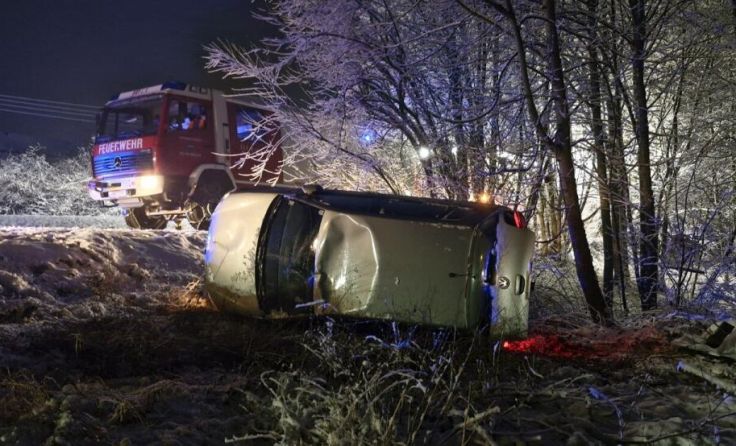 Der Wagen blieb auf der Fahrerseite liegen. (Foto: FF Ort im Innkreis)