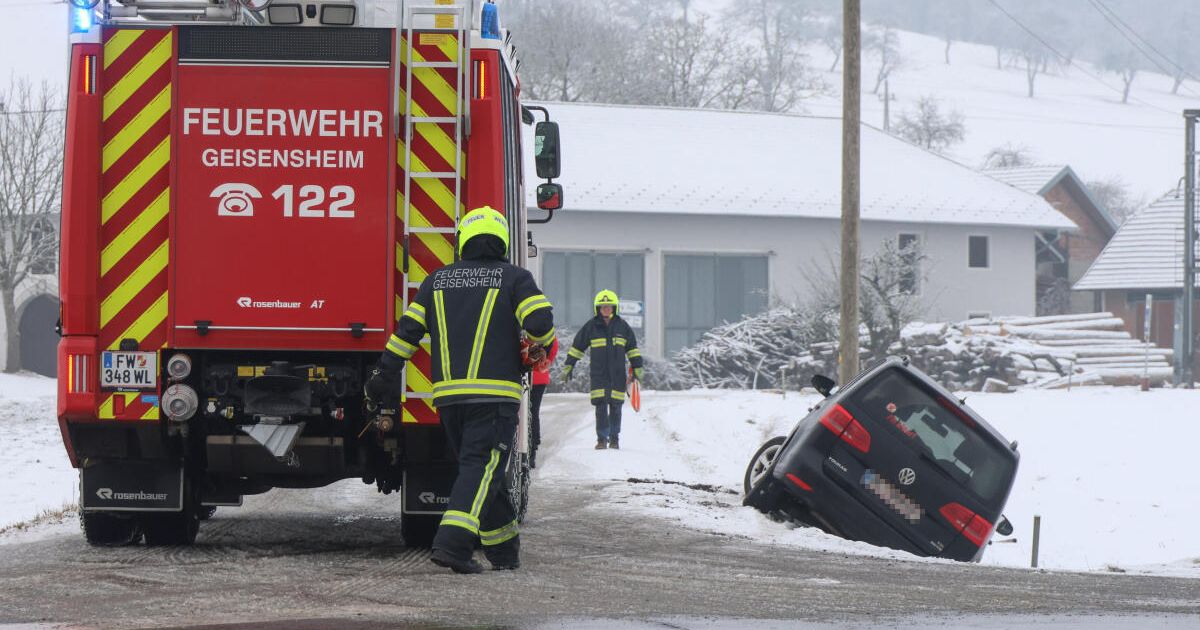 Slip-ups due to wintry road conditions in Pichl near Wels
