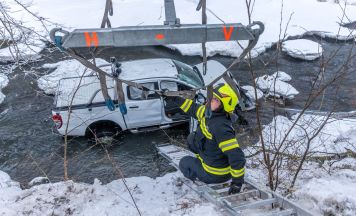 Autofahrer (42) landete mit seinem Auto in der Aschach