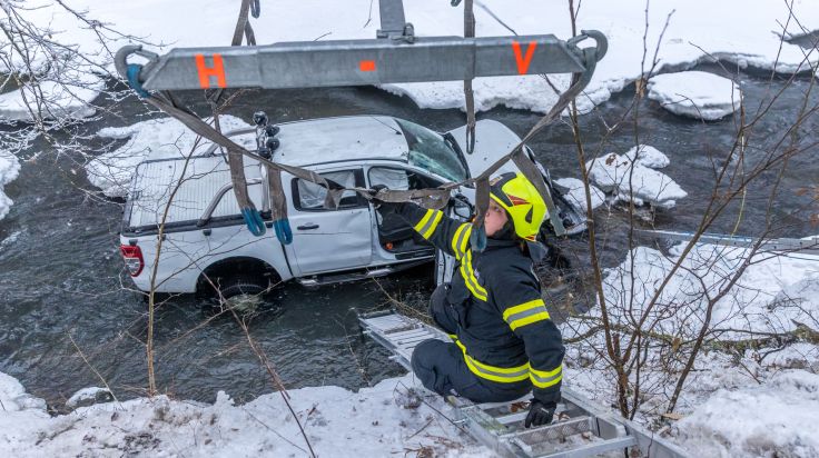 Autofahrer (42) landete mit seinem Auto in der Aschach
