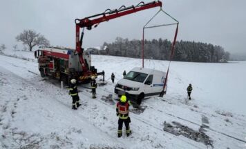 Kleintransporter in Kefermarkt von der Straße gerutscht