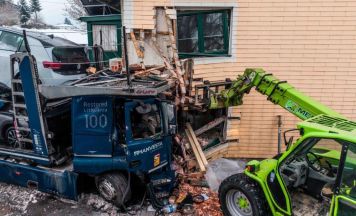 Autotransporter kracht in Weng im Innkreis gegen Haus