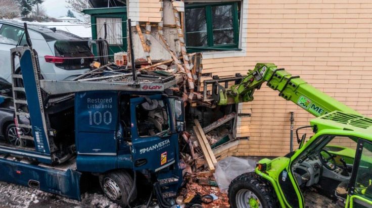 Autotransporter kracht in Weng im Innkreis gegen Haus