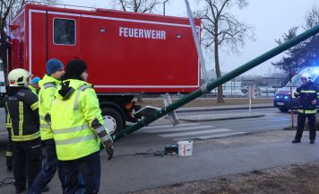 Unbekannter fuhr gegen Lichtmast in Wels