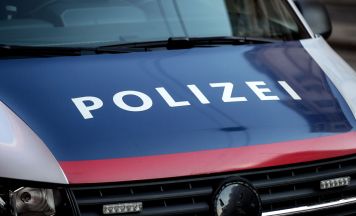 Mann (37) putzte im Zug seine Schreckschusspistole – Polizeieinsatz am Bahnhof Neumarkt