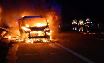 Pferdetransporter in Vollbrand auf A1 bei Linz