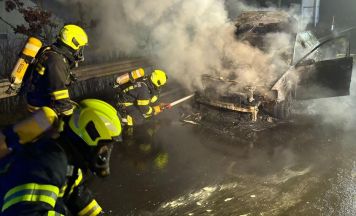 Autobrand auf der B127 bei St. Martin im Mühlkreis