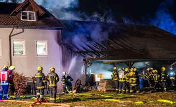 Großaufgebot in Luftenberg im Einsatz: Brand direkt neben dem Feuerwehrhaus Pürach