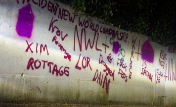 Unbekannte besprühten Mauer neben Spielplatz in Linz mit Nazi-Symbolen