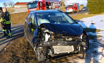 Heftige Kreuzungskollision zwischen zwei Autos in Waldkirchen am Wesen