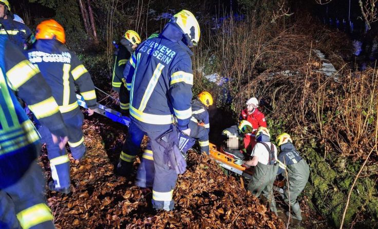 Feuerwehrkräfte retten eine Person aus einem Bachbett in Bad Goisern. (Foto: FF Bad Goisern)