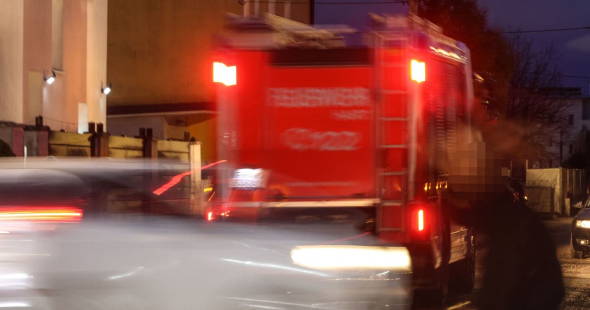 Feuerwehr, Rettung und Polizei zu Brand in Heizraum in Leonding gerufen