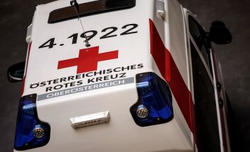 Sturzbetrunkener Mopedfahrer (47) landet in Laakirchen im Straßengraben