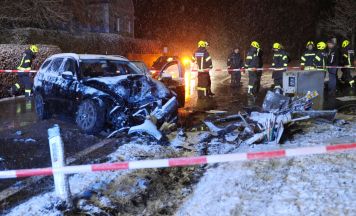 Auto prallt im Schneetreiben gegen Schalt- und Verteilerschränke in Waizenkirchen