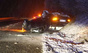 Auto landete auf der A1 bei Vorchdorf am Dach