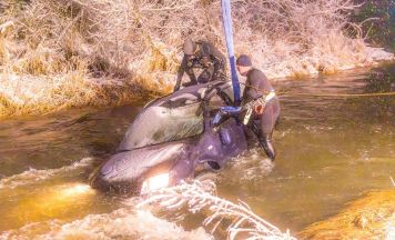 Betrunkener 16-Jähriger stürzte mit dem Auto seiner Mutter in die Aschach