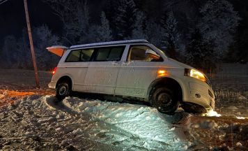 Kleinbus kam in Gramastetten von der Straße ab