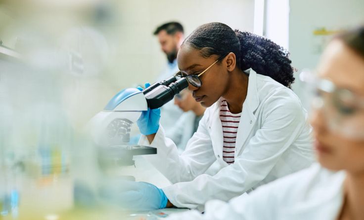 In die Ausstattung der Berufsschulen wird investiert. (Foto: drazen_zigic/stock.adobe.com)