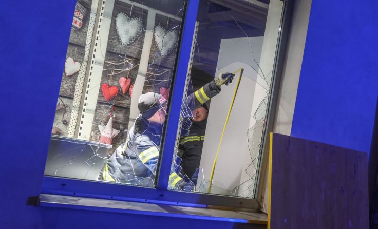 Die Feuerwehr bei der Arbeit (Foto: laumat/Matthias Lauber)