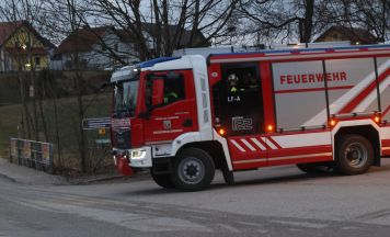 Fünf Feuerwehren bei befürchtetem Heizraumbrand in Peuerbach im Einsatz