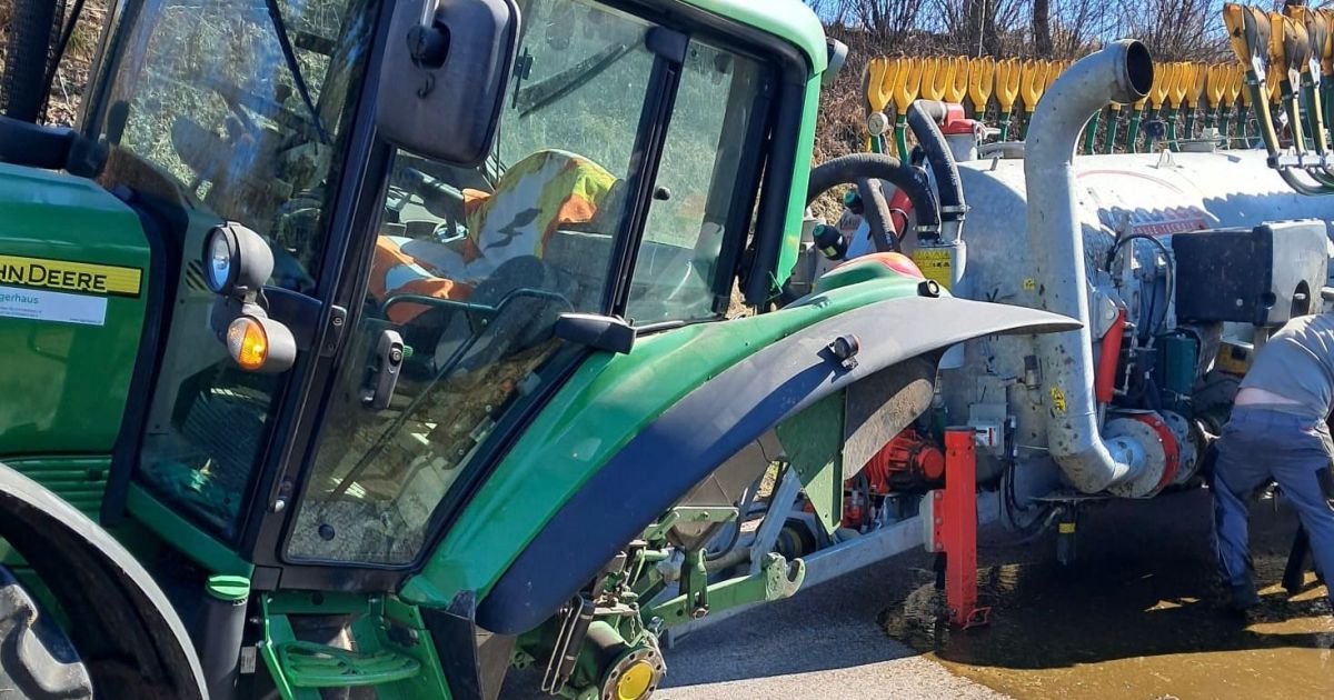 Traktor verliert Reifen, daraufhin schlägt Güllefass Leck