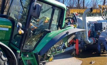 Traktor verliert Reifen, daraufhin schlägt Güllefass Leck