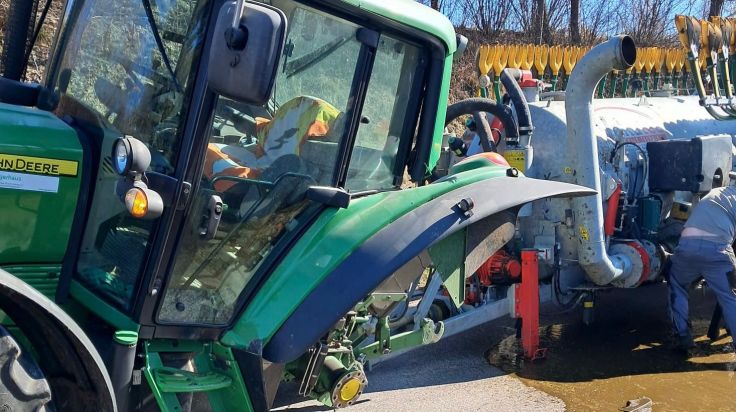 Traktor verliert Reifen, daraufhin schlägt Güllefass Leck