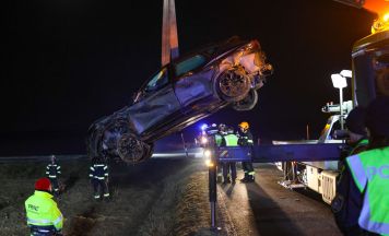 Auto blieb nach Überschlag in Schiedlberg auf der Seite liegen