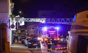Patient nach medizinischem Notfall in Wels per Drehleiter aus Wohngebäude gebracht