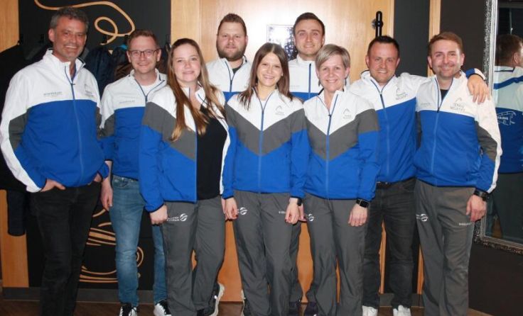 Neo-Obmann Alexander Wundsam (4. v. r.) und sein Team (Foto: Tennisverein Neustift)