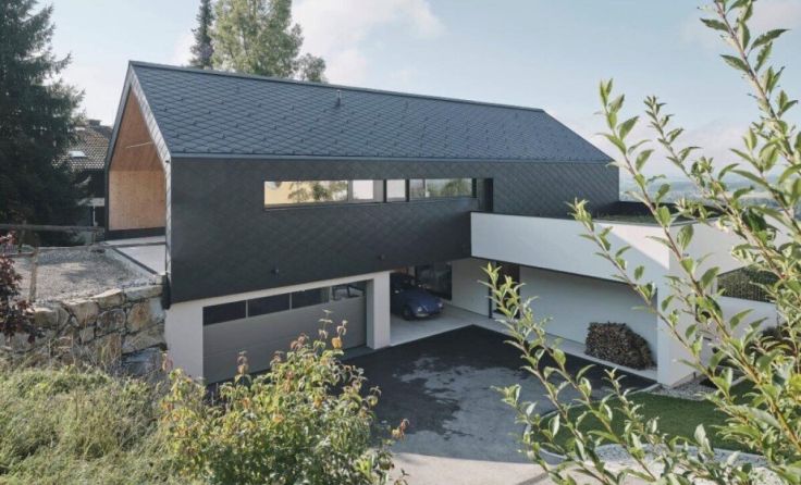 Im Trend: Dach ohne Dachvorsprung und integrierte Fassade (Foto: Swisspearl Österreich GmbH)