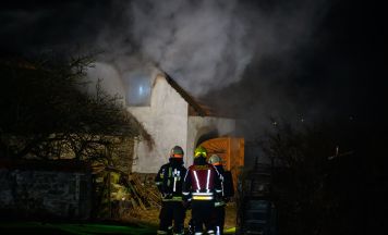 Mann rettete sich bei Brand in Altenberg bei Linz durch Fenster vor den Flammen