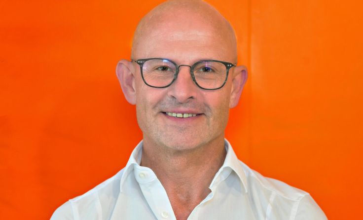 Hörgeräte-Akustikermeister Franz Sturm empfiehlt das neue Pure Charge & Go IX. (Foto: Sturm)