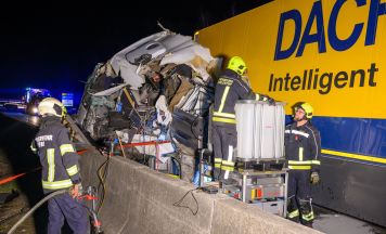 Lkw kracht auf der A1 bei St. Valentin gegen Beton-Mittelleitschiene