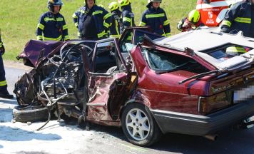 Feuerwehr rettet Autofahrer (42) aus völlig zerstörtem Wrack