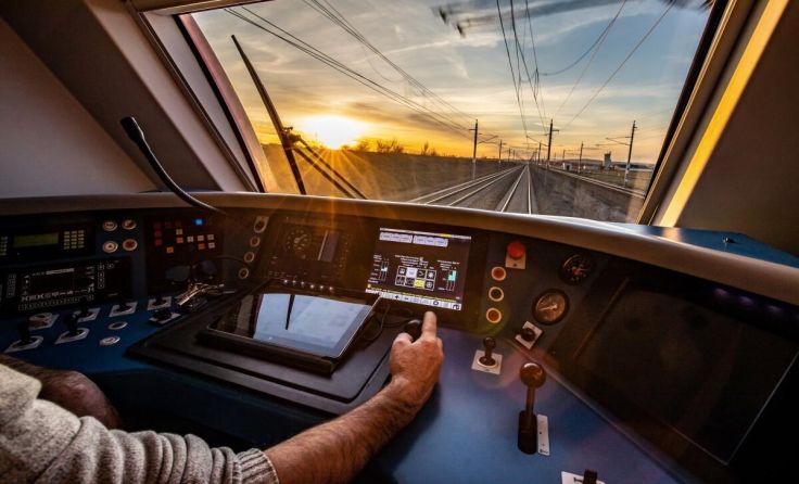 Blick aus dem Führerstand, dem Arbeitsplatz eines Lokführer (Foto: ÖBB/Parzer)