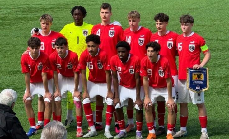 Samuel Hartl (r.) mit der gelben Kapitänsbinde (Foto: privat)