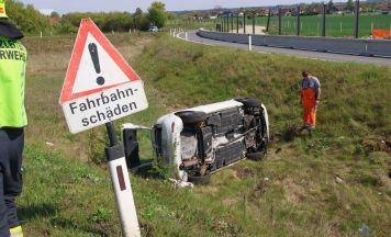 Auto krachte in Marchtrenk gegen Verkehrsschild und überschlug sich