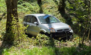 Auto landete in Altmünster im Wald