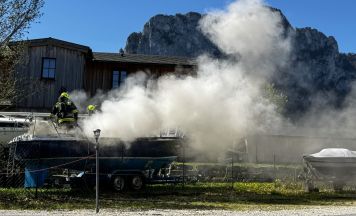 Boot brennt am Ufer des Mondsees in St. Lorenz aus