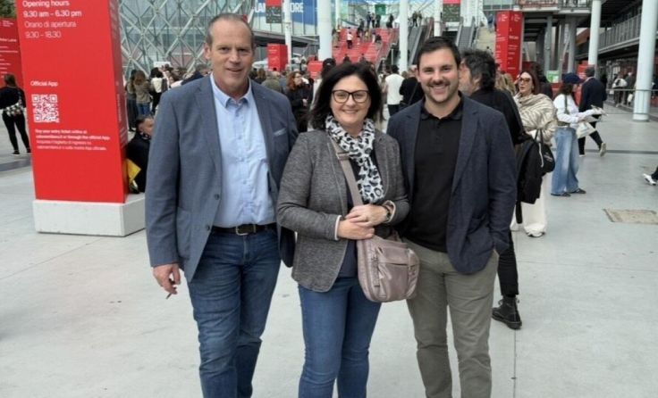 Manfred, Silke und Daniel Eilmannsberger auf der Mailänder Möbelmesse 2026 (Foto: Eilmannsberger)