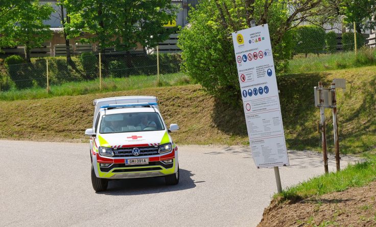Der Notarzt unweit des Unfallortes (Foto: laumat/Matthias Lauber)