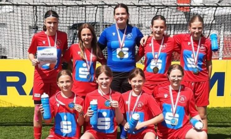 Das Siegerteam aus Rohrbach mit Anja Penz (hinten links stehend, mit Urkunde) (Foto: privat)