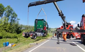 Sattelschlepper in Straßengraben – Feuerwehr Steyregg verhindert größere Dieselverschmutzung