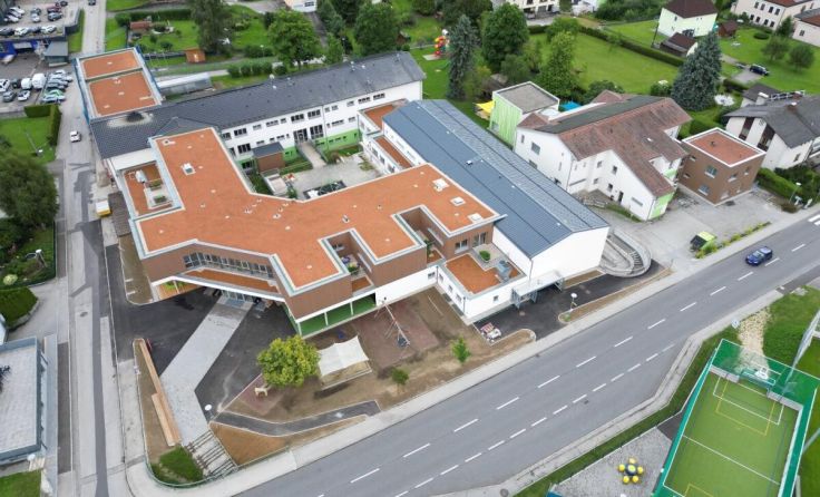 Der Schulkomplex aus der Vogelperspektive (Foto: Hannes Reithmayr)